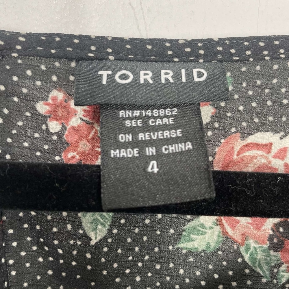 Torrid Black Top with Floral Design T23 - Picture 4 of 5